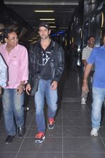Hrithik Roshan snapped at airport in Mumbai on 20th April 2012 (2).JPG